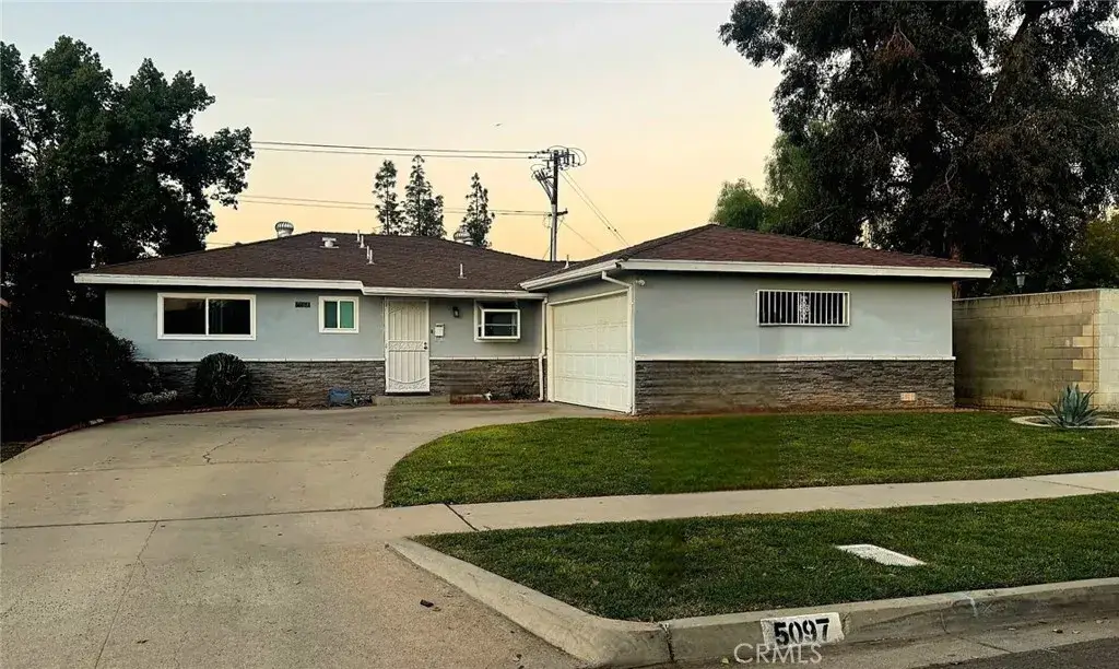 55097 E Carmen Ave, Fresno, CA 93727 - Image #1
