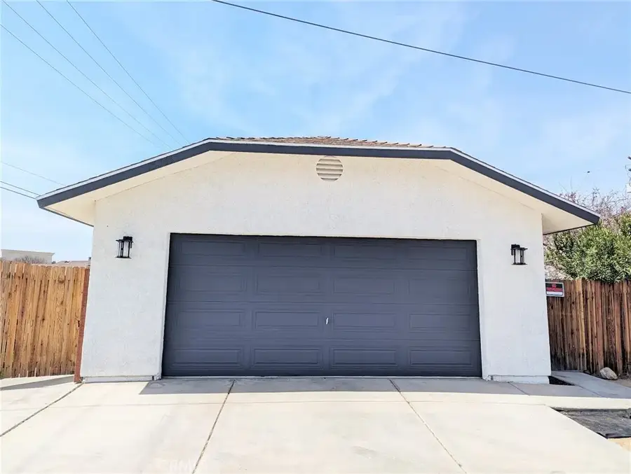 15354 Kiamichi Rd, Apple Valley, CA 92307 - #3