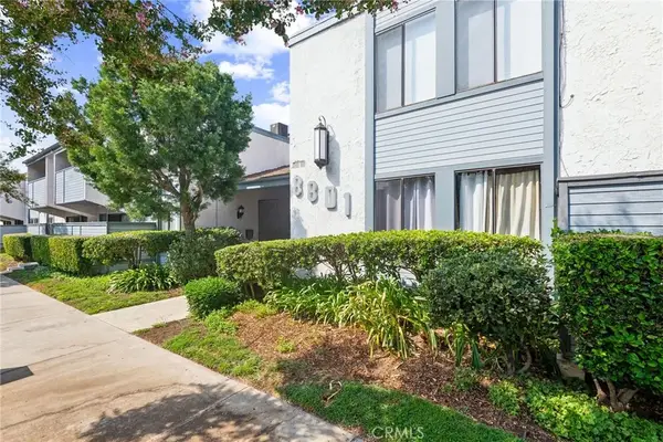 8801 Independence #19, Canoga Park, CA 91304