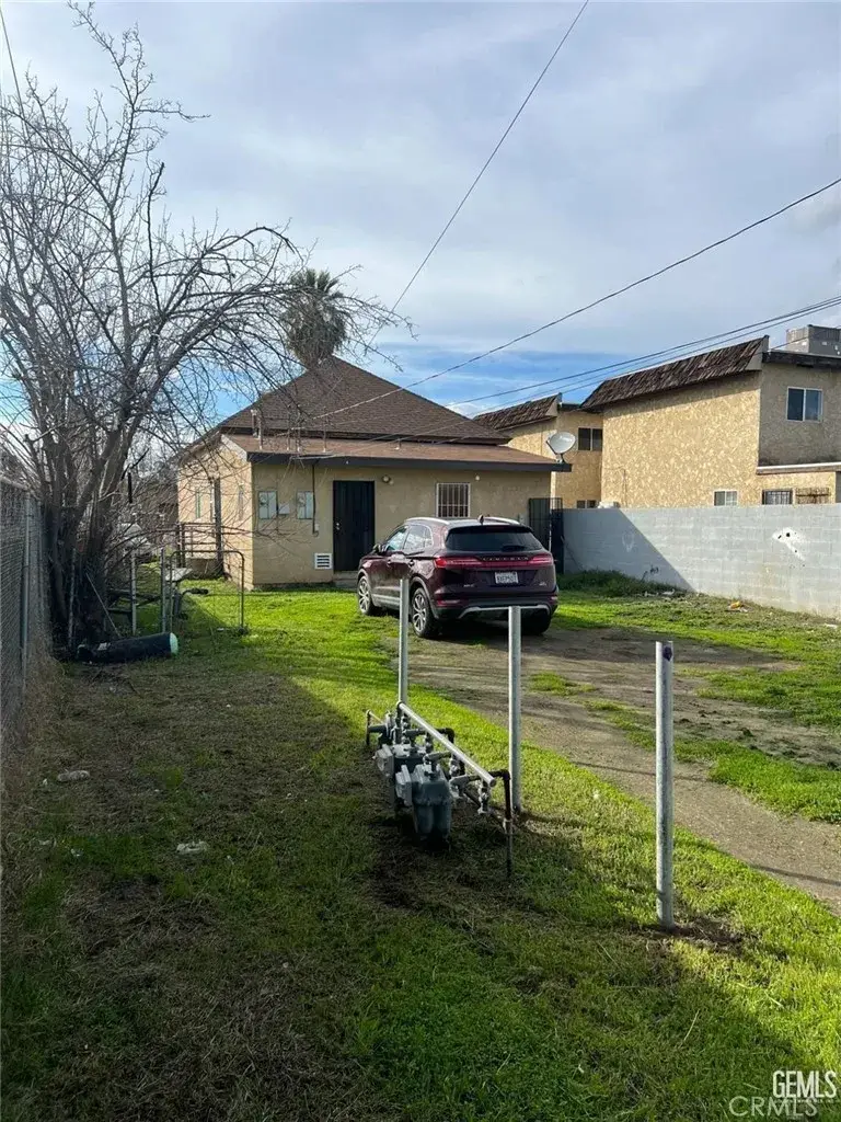 230 Eye Street, Bakersfield, CA 93304 - #3