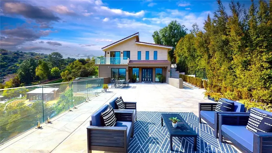 12480 Viewcrest Road, Studio City, CA 91604 - Image #2