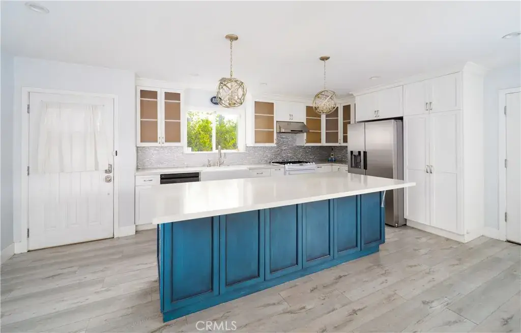 22149 Victory Boulevard, Woodland Hills, CA 91303 - Image #1