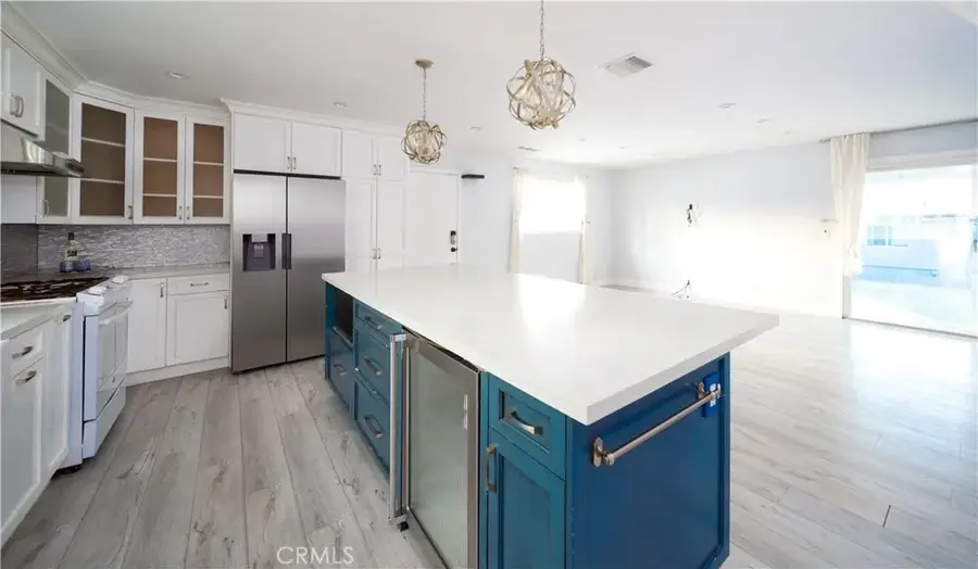 22149 Victory Boulevard, Woodland Hills, CA 91303 - Image #2