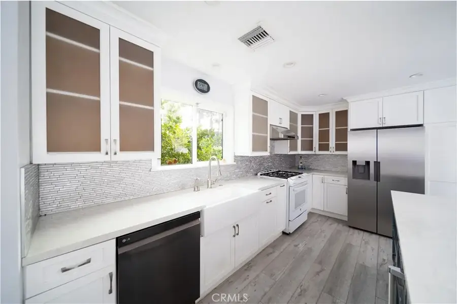 22149 Victory Boulevard, Woodland Hills, CA 91303 - Image #3