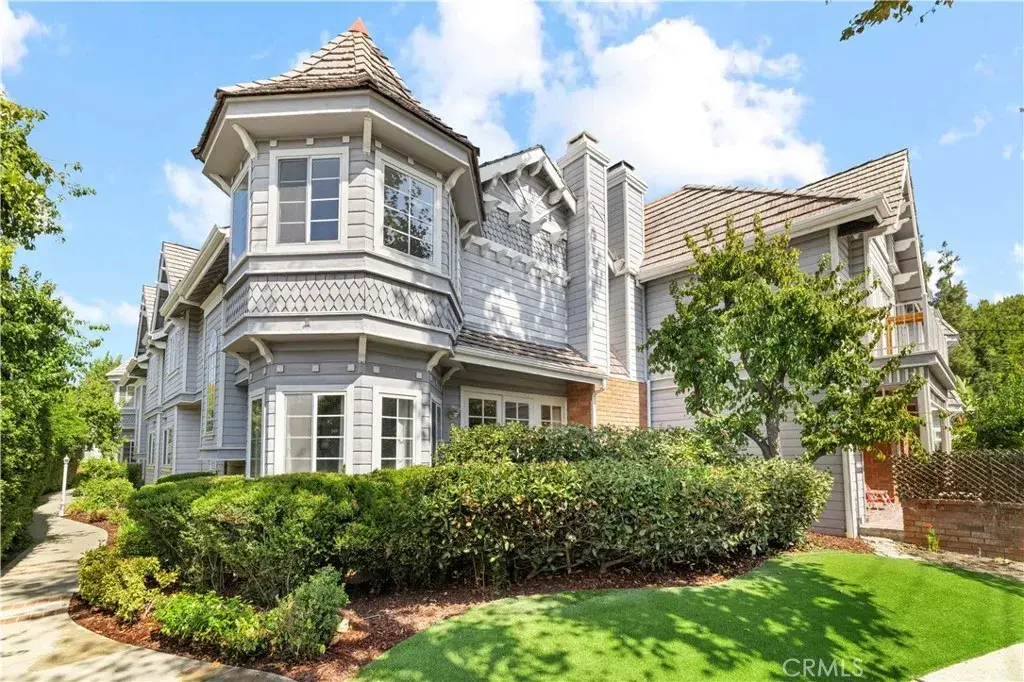 18135 Burbank Boulevard #3, Tarzana, CA 91356 - Image #1