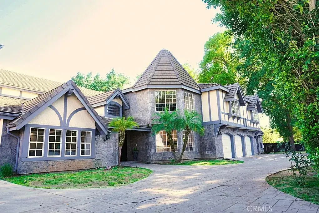 23242 Burbank Boulevard, Woodland Hills, CA 91367 - Image #1