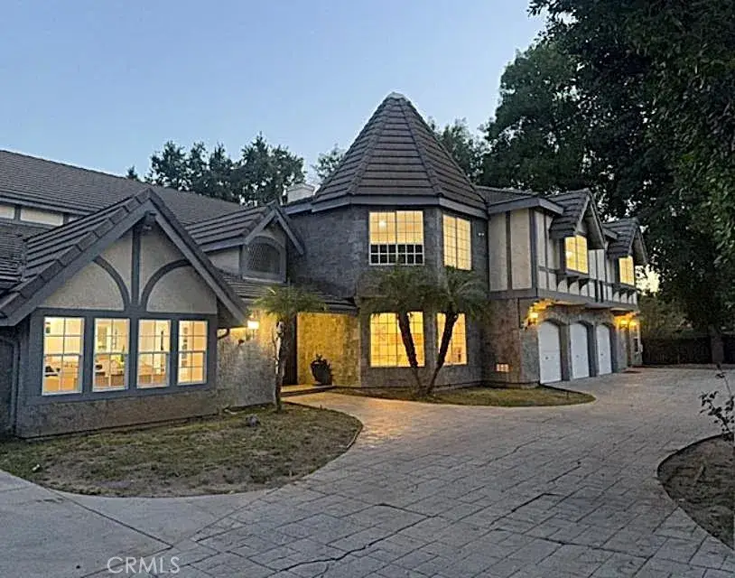 23242 Burbank Boulevard, Woodland Hills, CA 91367 - Image #2