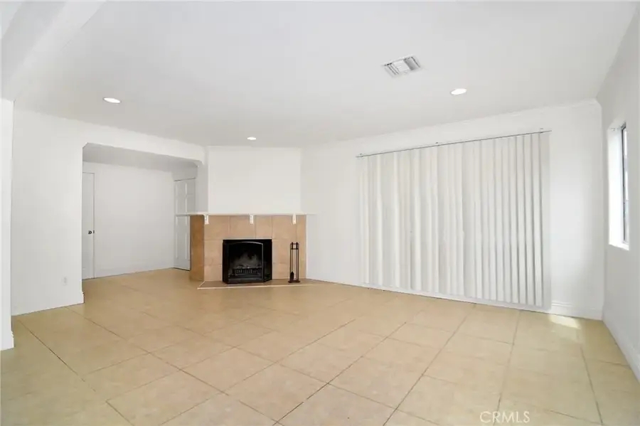 19324 Victory Boulevard, Reseda, CA 91335 - Image #2