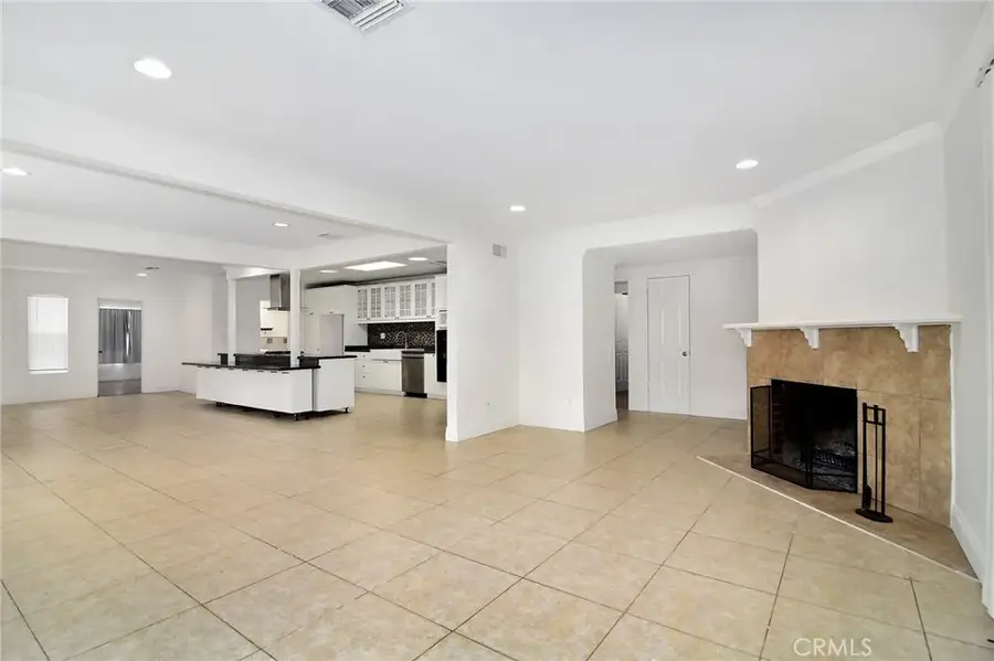 19324 Victory Boulevard, Reseda, CA 91335 - Image #3