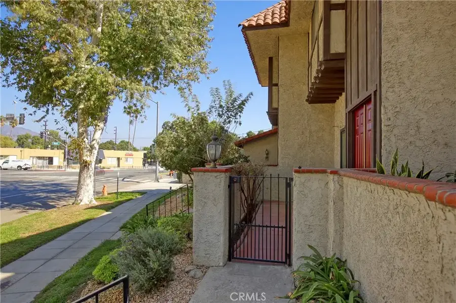 400 W Riverside Drive #2, Burbank, CA 91506 - Image #2