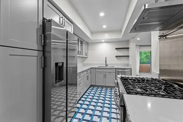 6752 Hillpark #303, Los Angeles, CA 90068