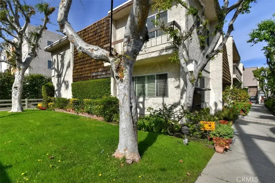 12951 Riverside Drive #4, Sherman Oaks, CA 91423 - #2