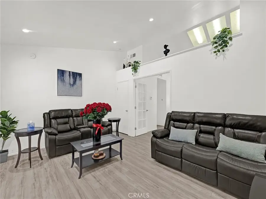 11350 Foothill Boulevard #15, Sylmar, CA 91342 - #2