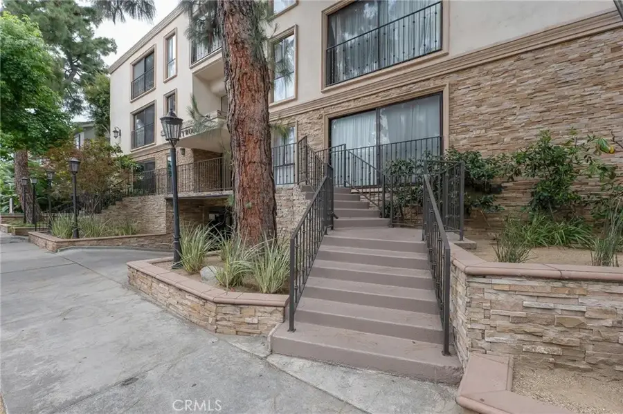 15344 Weddington Street #102, Sherman Oaks, CA 91411 - #2