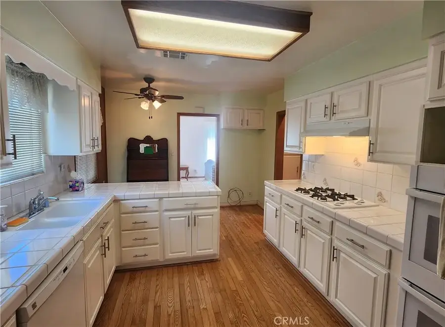 9943 Kester, San Fernando Valley, CA 91345 - #3