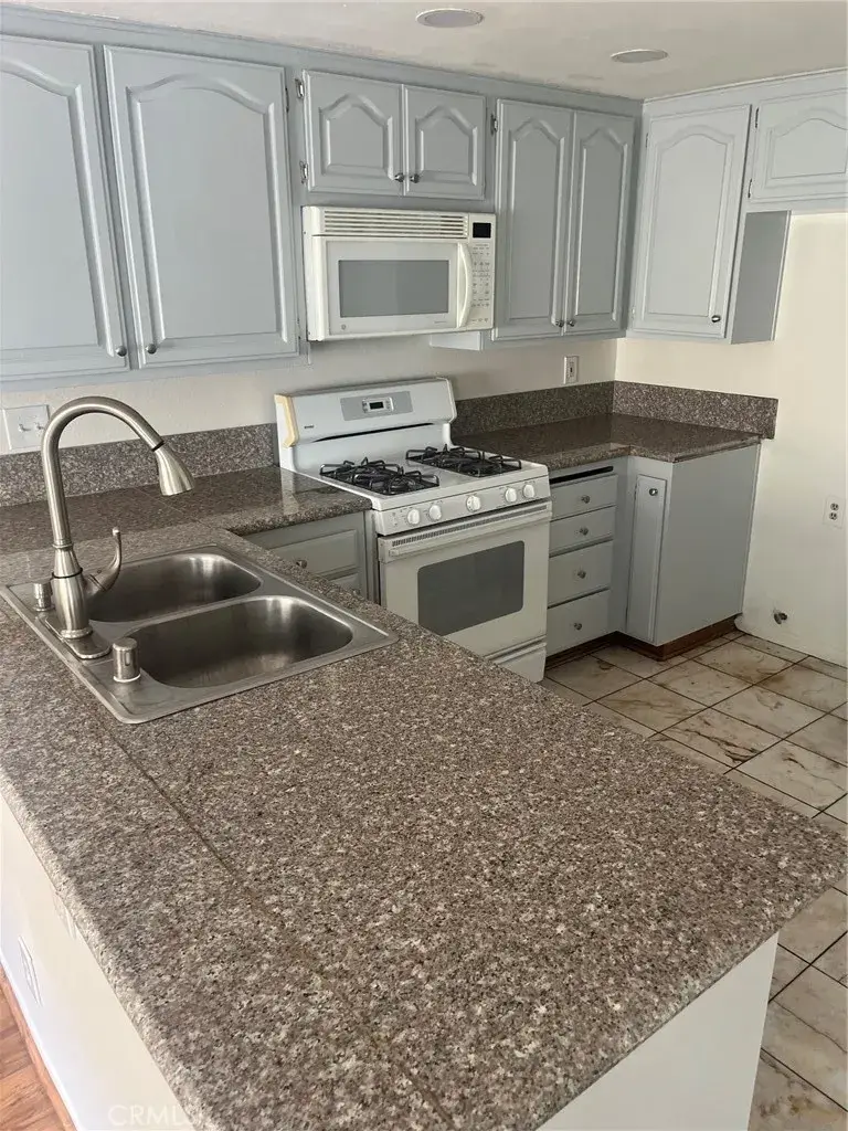6746 Encino Avenue #2, Lake Balboa, CA 91406 - #3