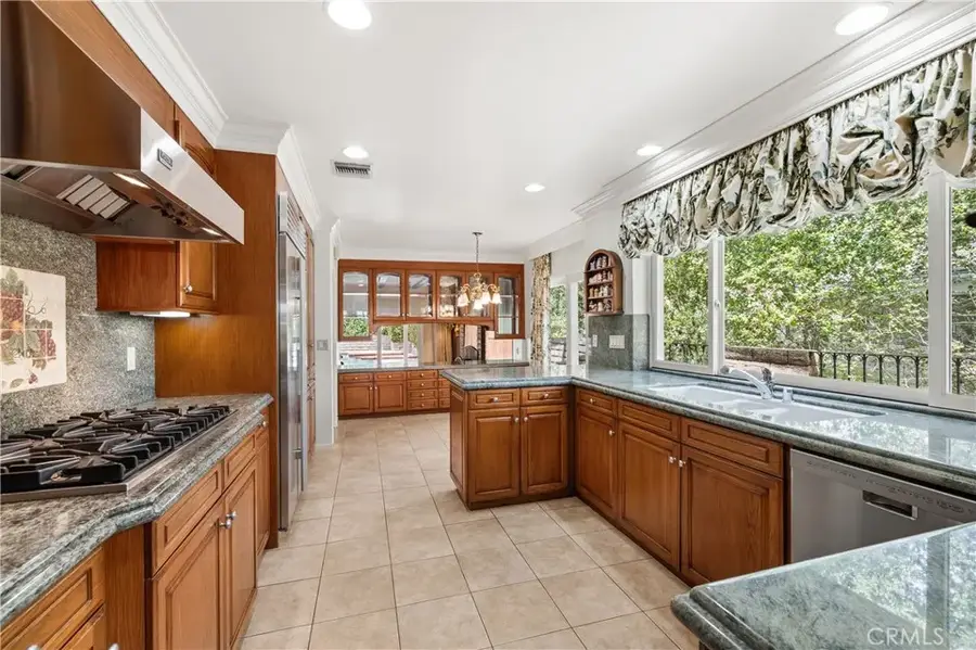 4011 Ellenita Avenue, Tarzana, CA 91356 - #3