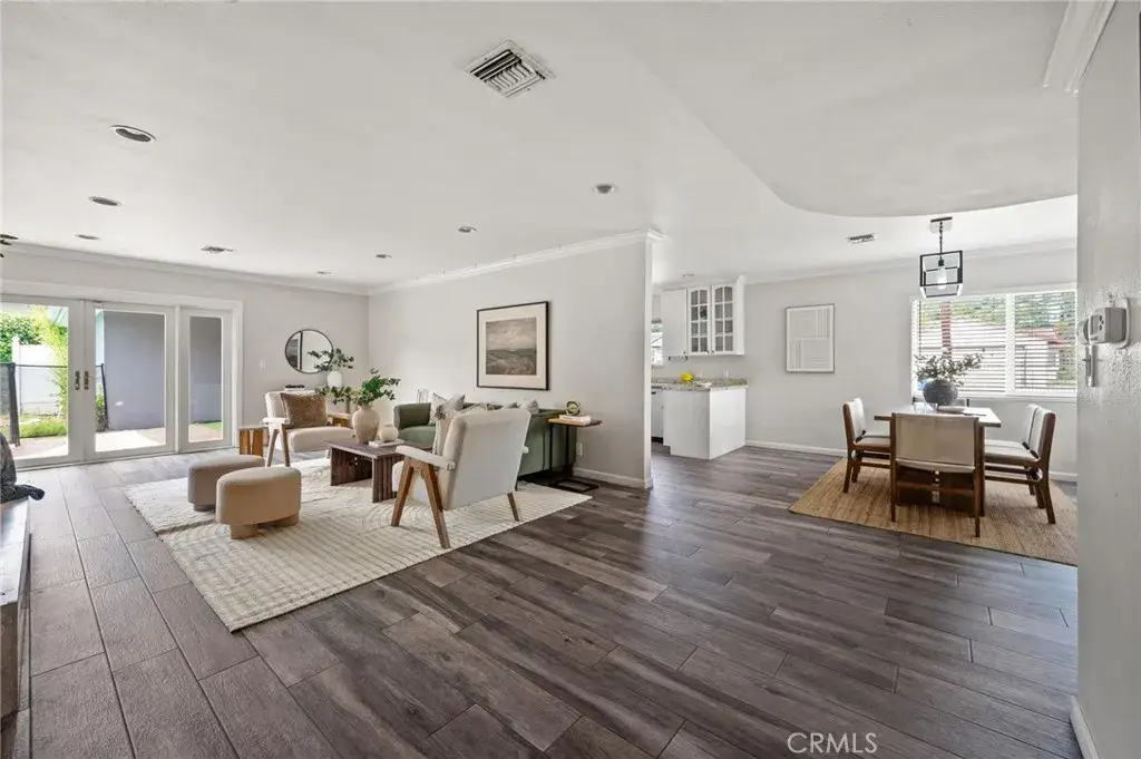 7027 Gloria Avenue, Lake Balboa, CA 91406 - #1
