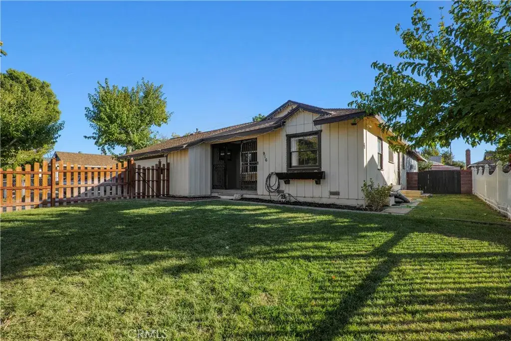 916 W Avenue J8, Lancaster, CA 93534 - #1