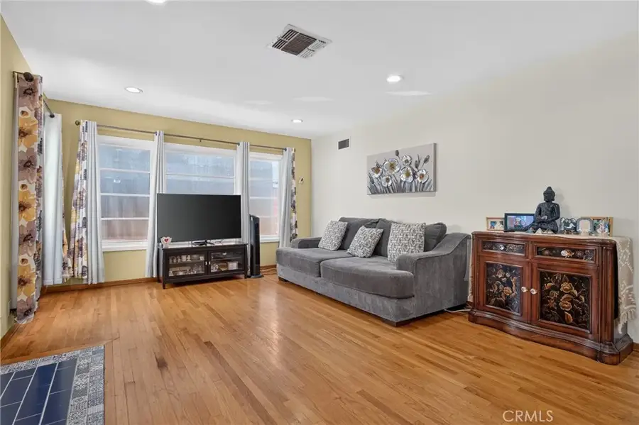 18809 Vanowen, Reseda, CA 91335 - #3