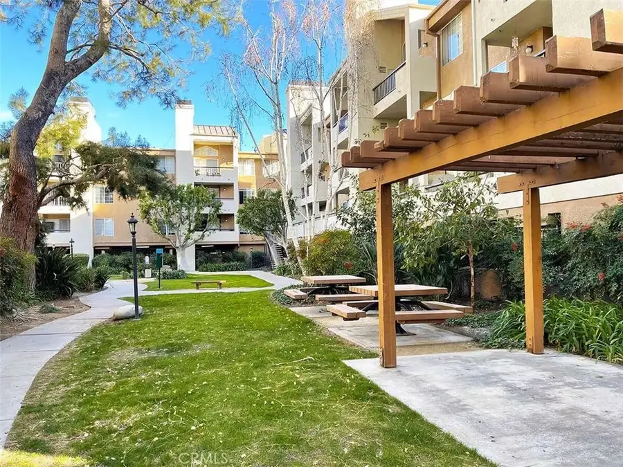 5500 Owensmouth #218, Woodland Hills, CA 91367 - #3