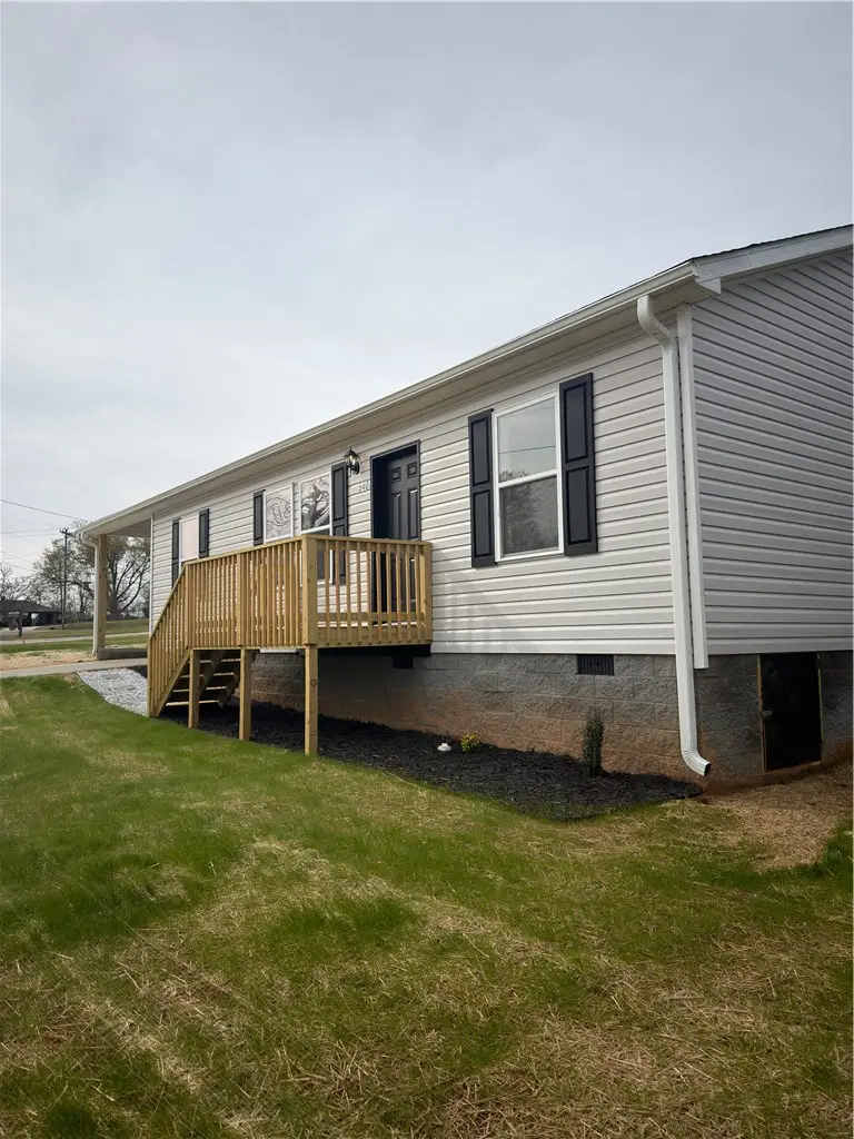 540 E South 5th Street, Seneca, SC 29678 - #2