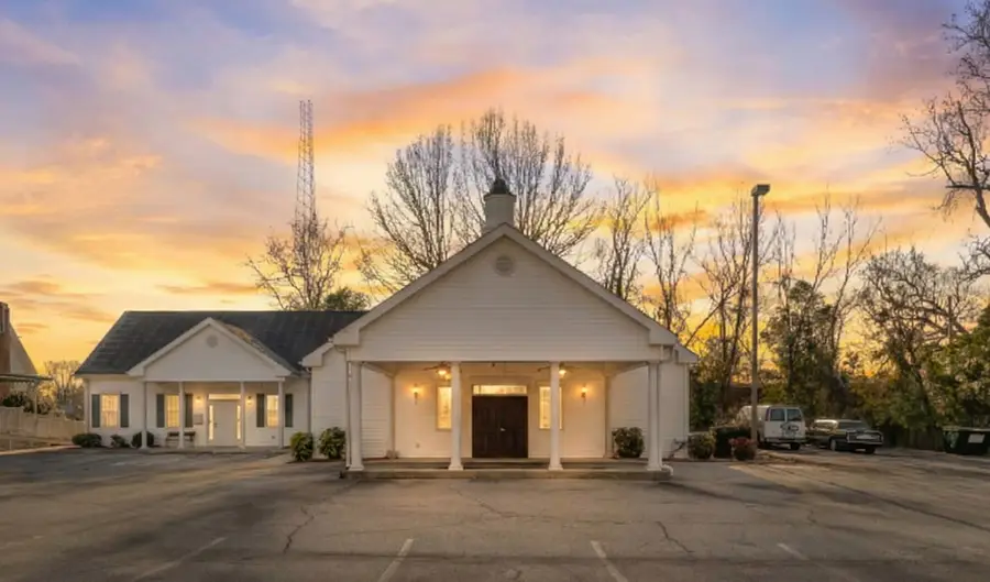 208 S Main St, Abbeville, SC 29620 - #3