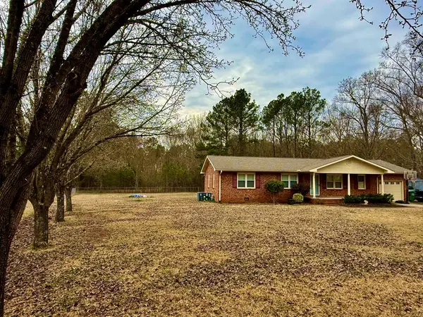 211 Augusta Cir, Greenwood, SC 29646