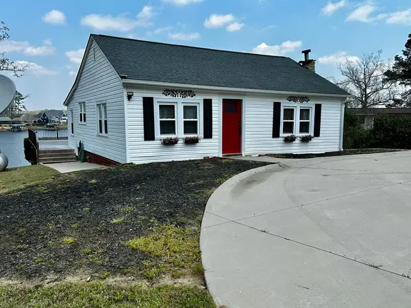 1109 E Calhoun Rd, Greenwood, SC 29649