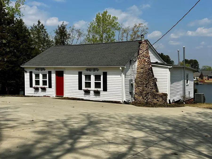 1109 E Calhoun Rd, Greenwood, SC 29649 - #2