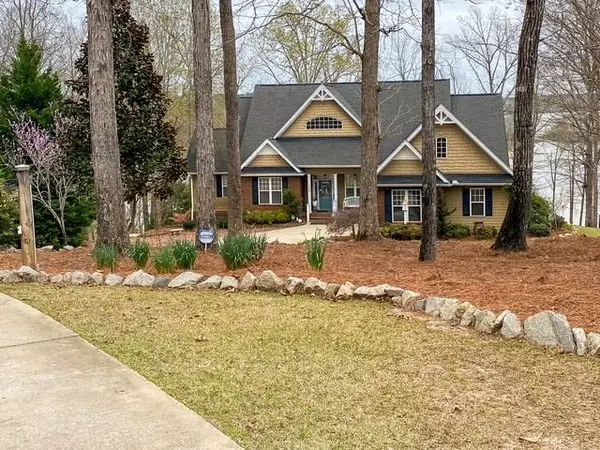 425 Terrapin Pointe Rd., Hodges, SC 29653