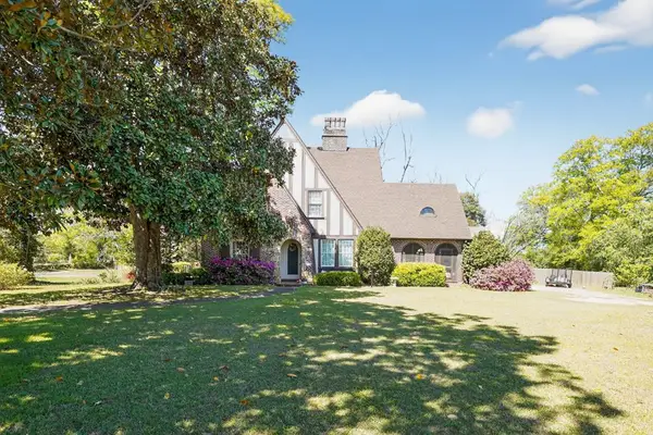 511 E Cambridge Avenue, Greenwood, SC 29646