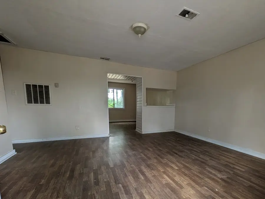 802 Kings Ct, Greenwood, SC 29646 - #2