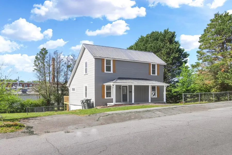 402 Maple Street, Abbeville, SC 29620 - #2