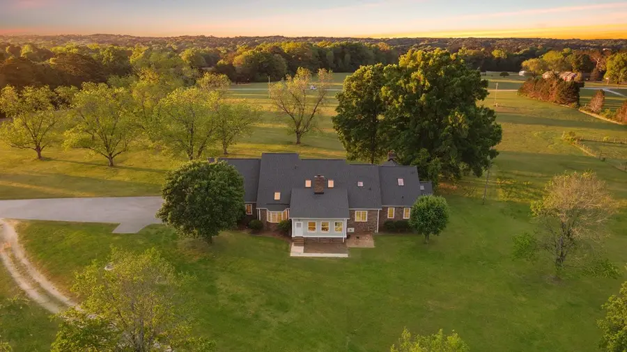 212 Hammond Rd, Greenwood, SC 29649 - #3
