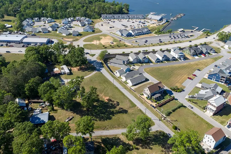 102 Lakeshore Dr, Greenwood, SC 29649 - #3