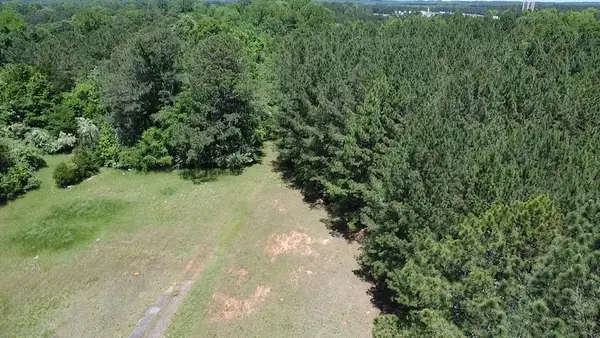 821 Greenwood St E, Abbeville, SC 29620