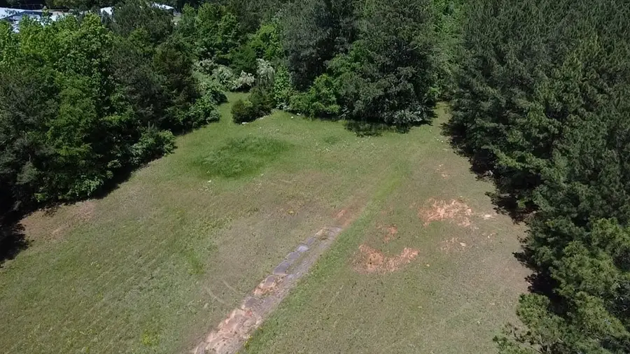 821 Greenwood St E, Abbeville, SC 29620 - #3