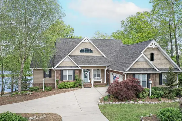 425 Terrapin Pointe Rd., Hodges, SC 29653