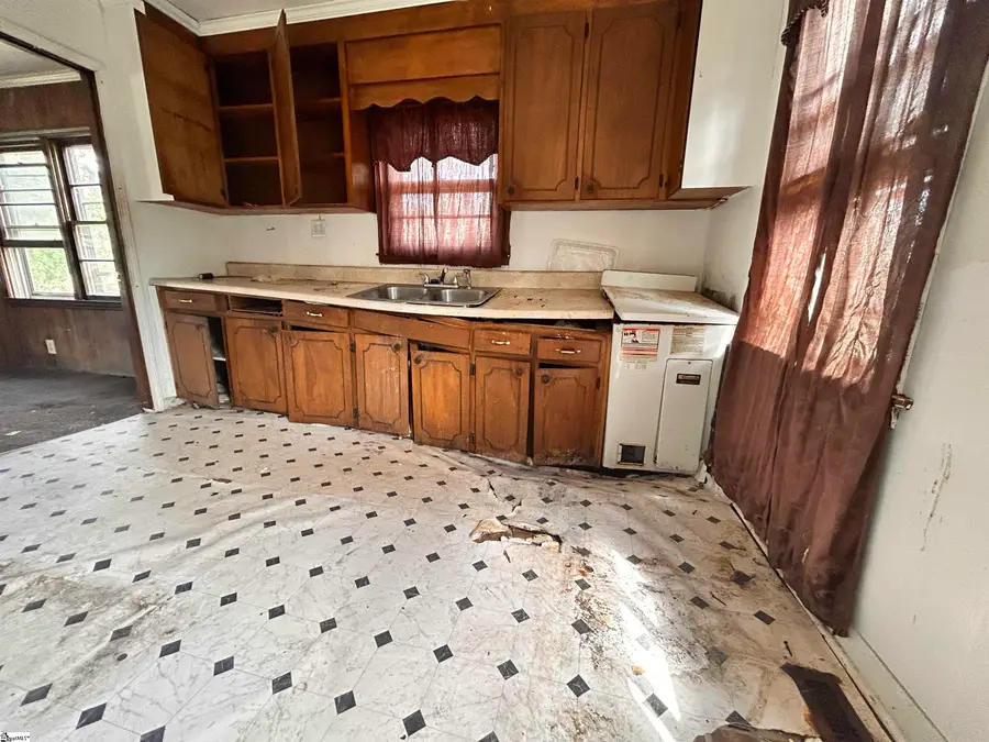 288 Hooker Avenue, Laurens, SC 29360 - Image #2