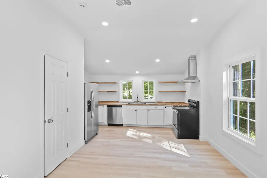 802 W Hampton Street, Laurens, SC 29360 - #3