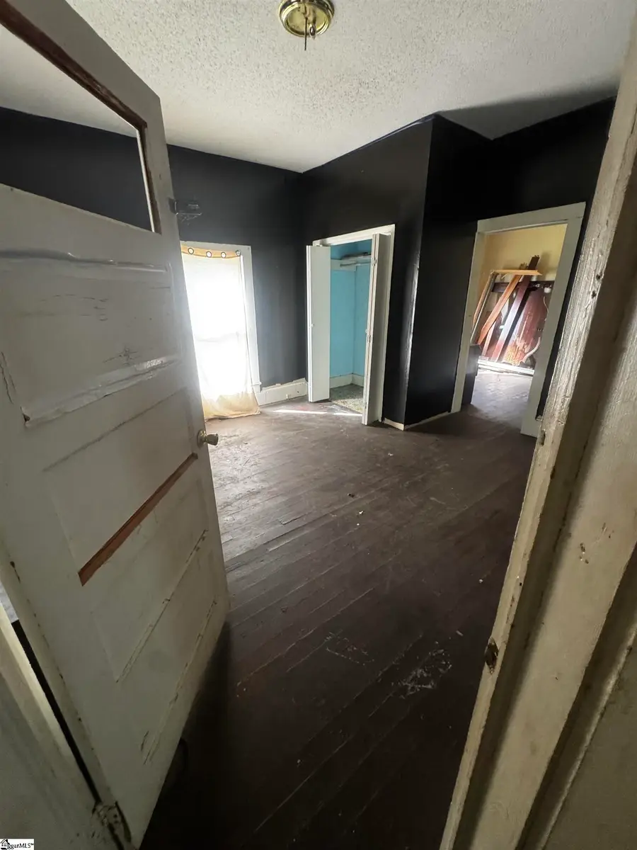 6 Hammett Street, Laurens, SC 29360 - #2