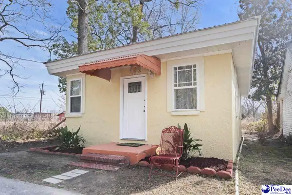 205 W James St, Mullins, SC 29574-2723