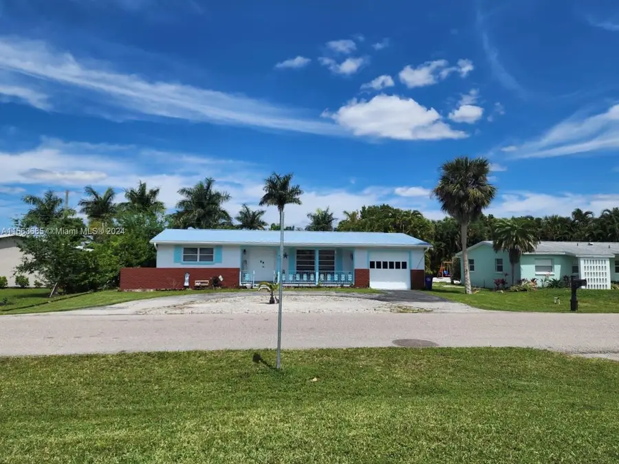 823 Lake Mcgregor Drive, Fort Myers, FL 33919 - Image #2