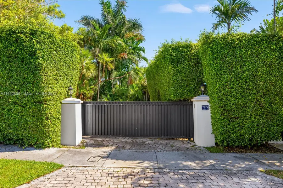 7975 Biscayne Point Cir, Miami Beach, FL 33141 - Image #2