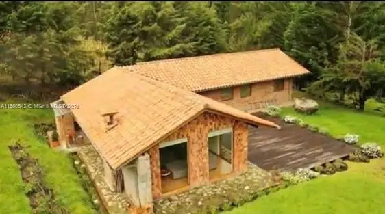 14 Valdiviezo, Cuenca, FL 