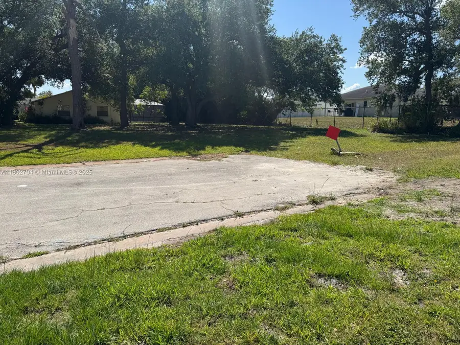 936 Zana Dr, Fort Myers, FL 33905 - Image #2