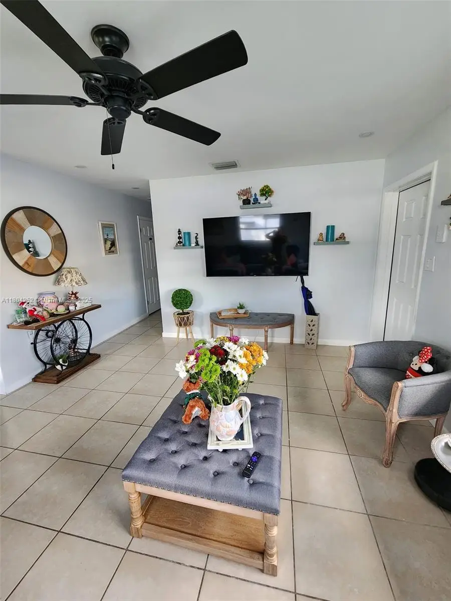 812 Lake Mcgregor Dr, Fort Myers, FL 33919 - Image #3