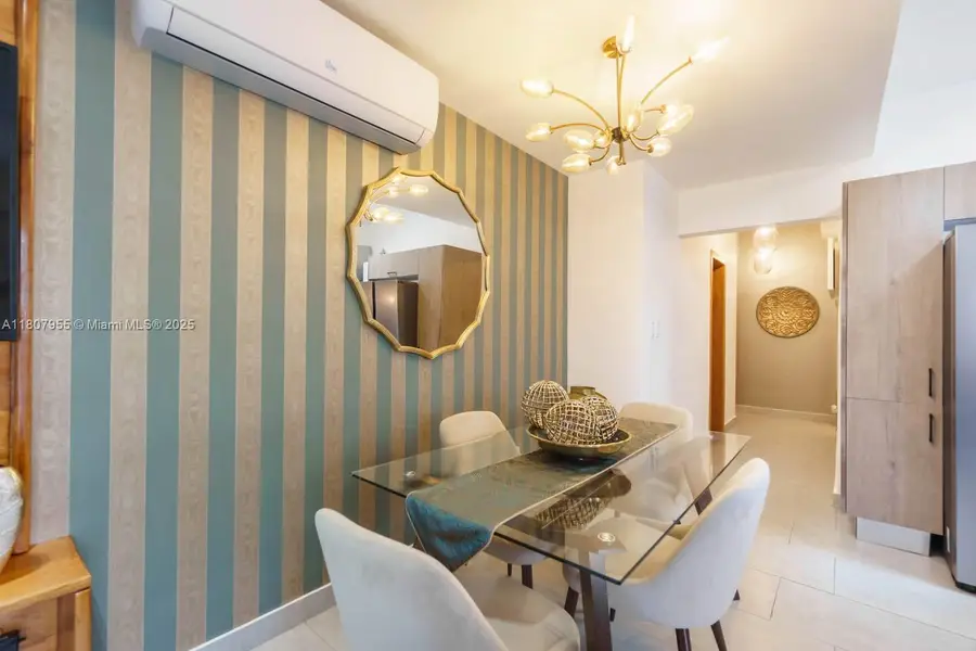 Julio Aibar #39 Suites By Refa Piantini #401, Santo Domingo, FL  - #2