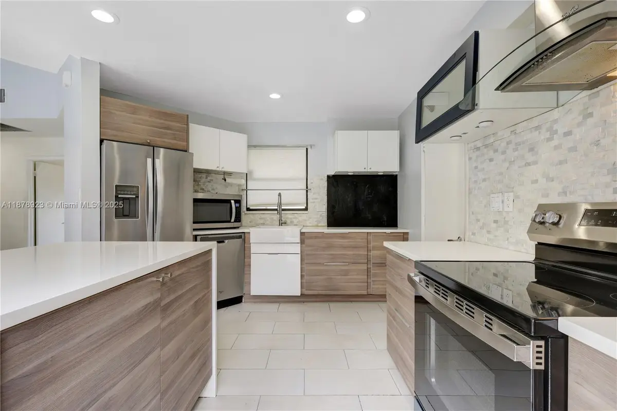 640 SW 113th Ter, Pembroke Pines, FL 33025 - Image #1